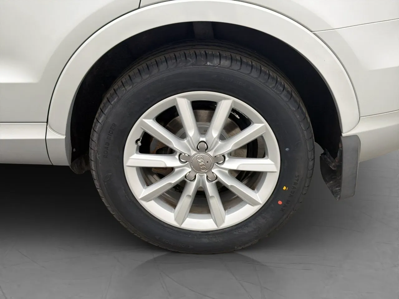 Vehicle image 10