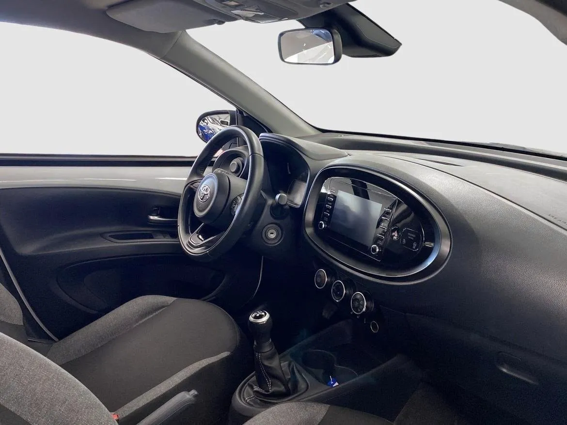 Vehicle image 6