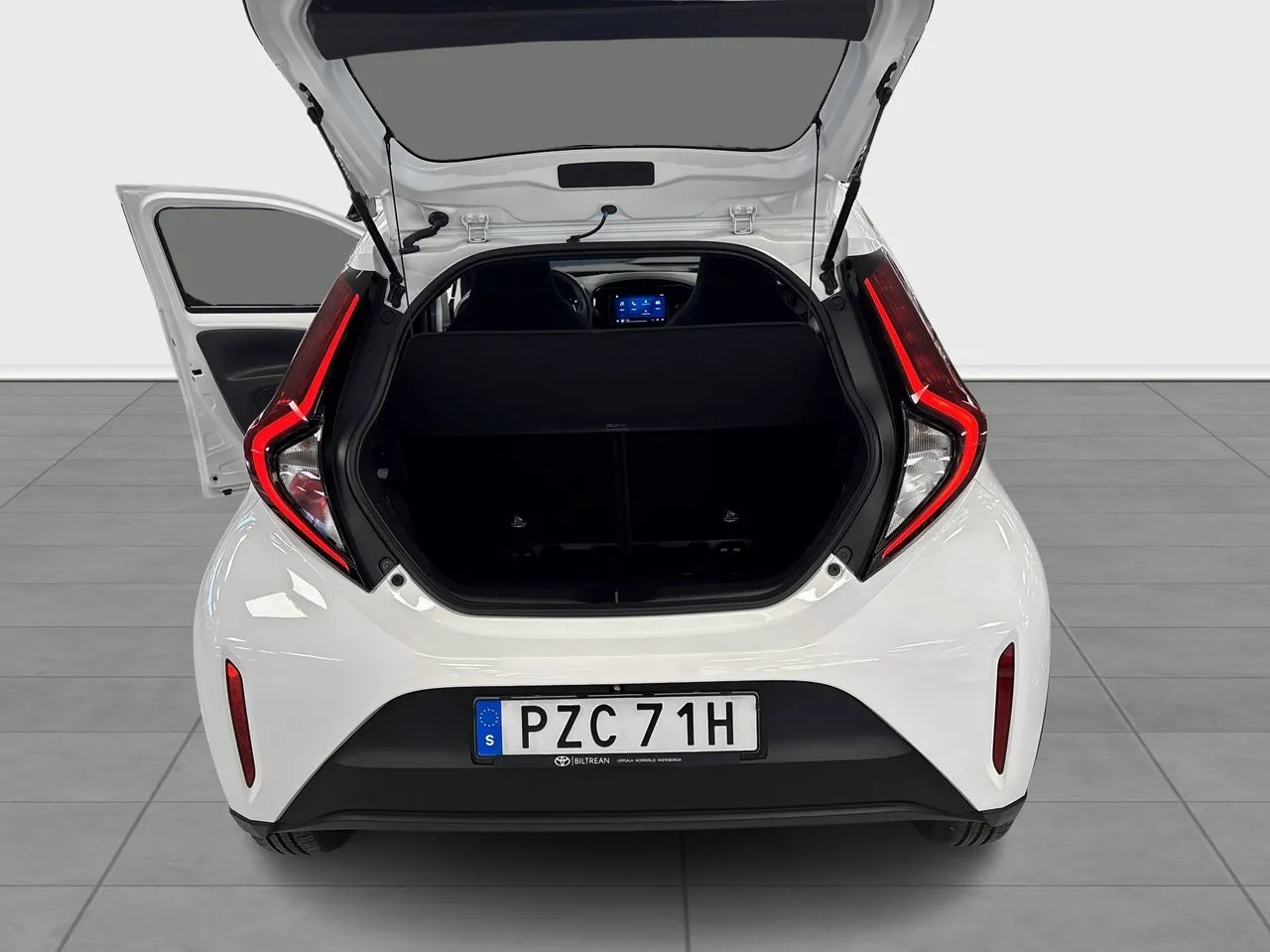 Vehicle image 10