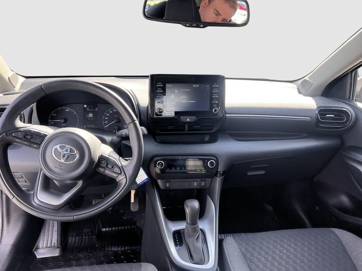 Vehicle image 10