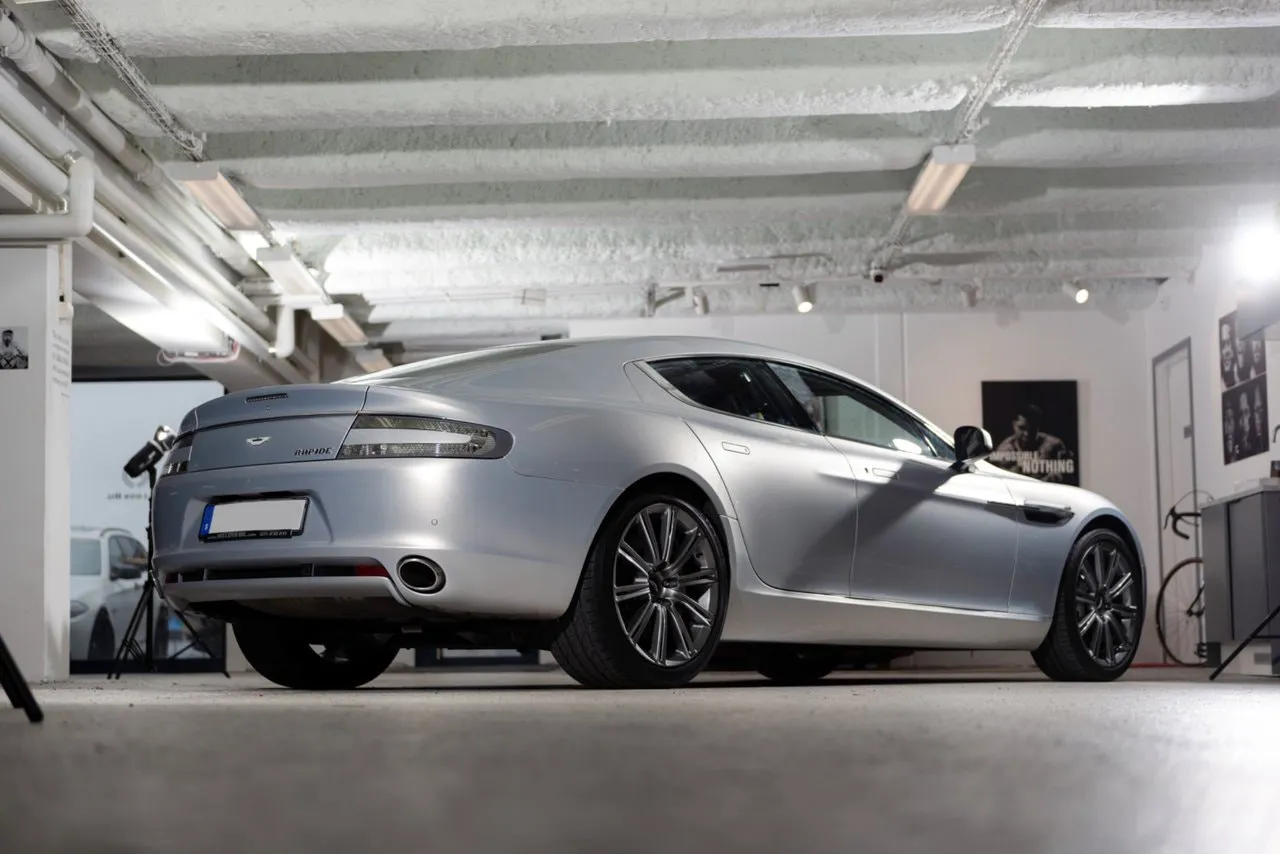 Vehicle image 6