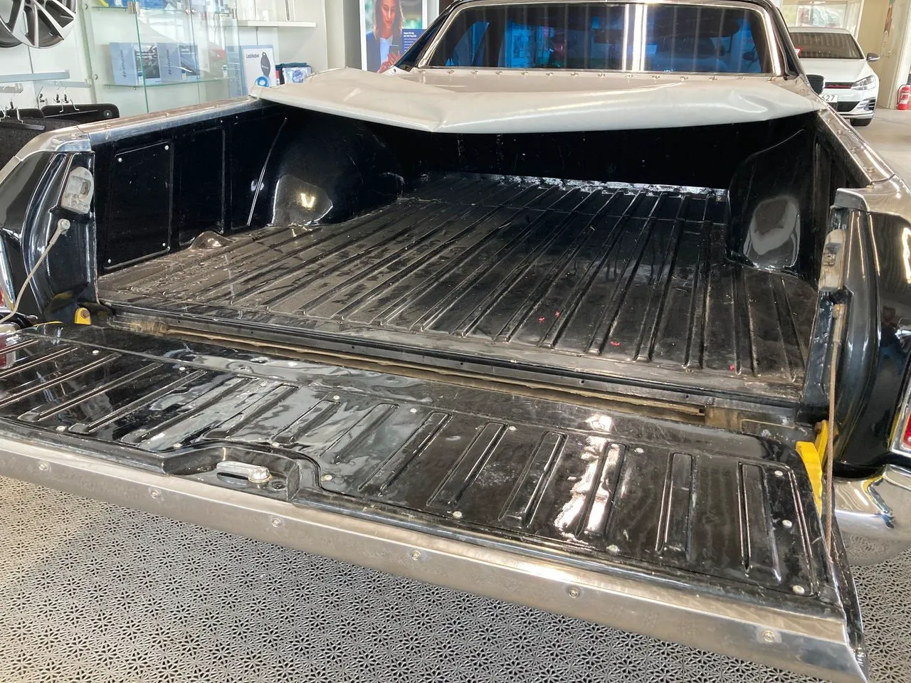 Vehicle image 14