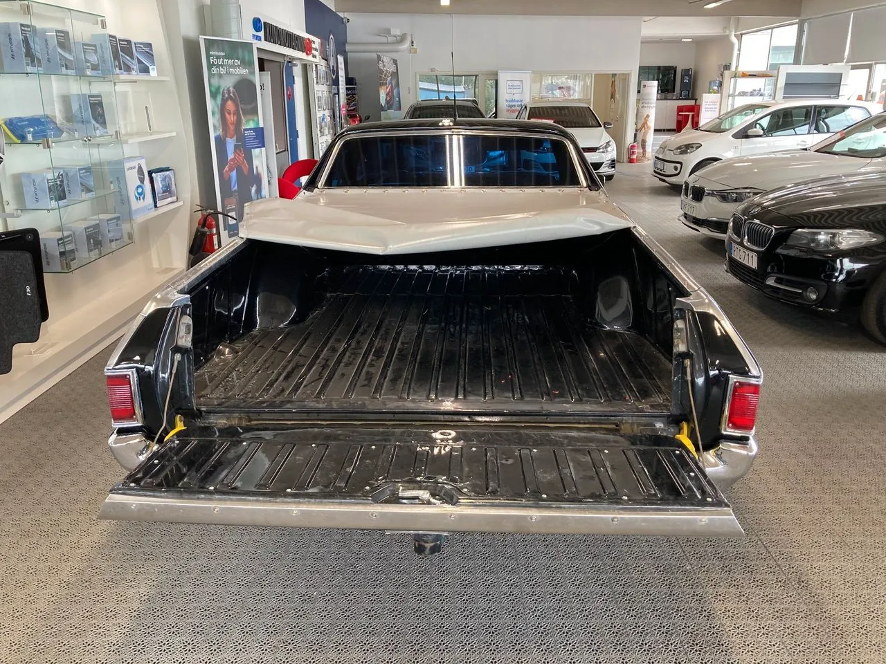 Vehicle image 12