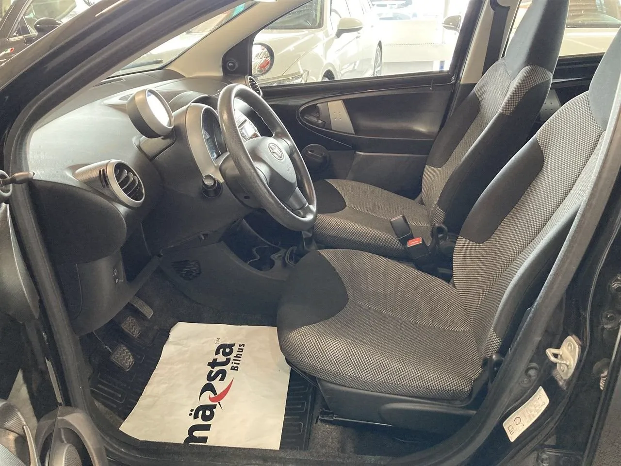 Vehicle image 7