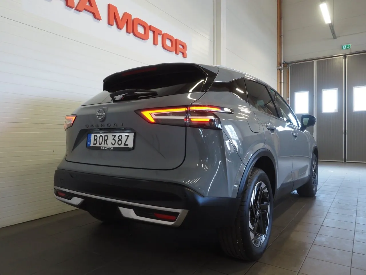 Vehicle image 6