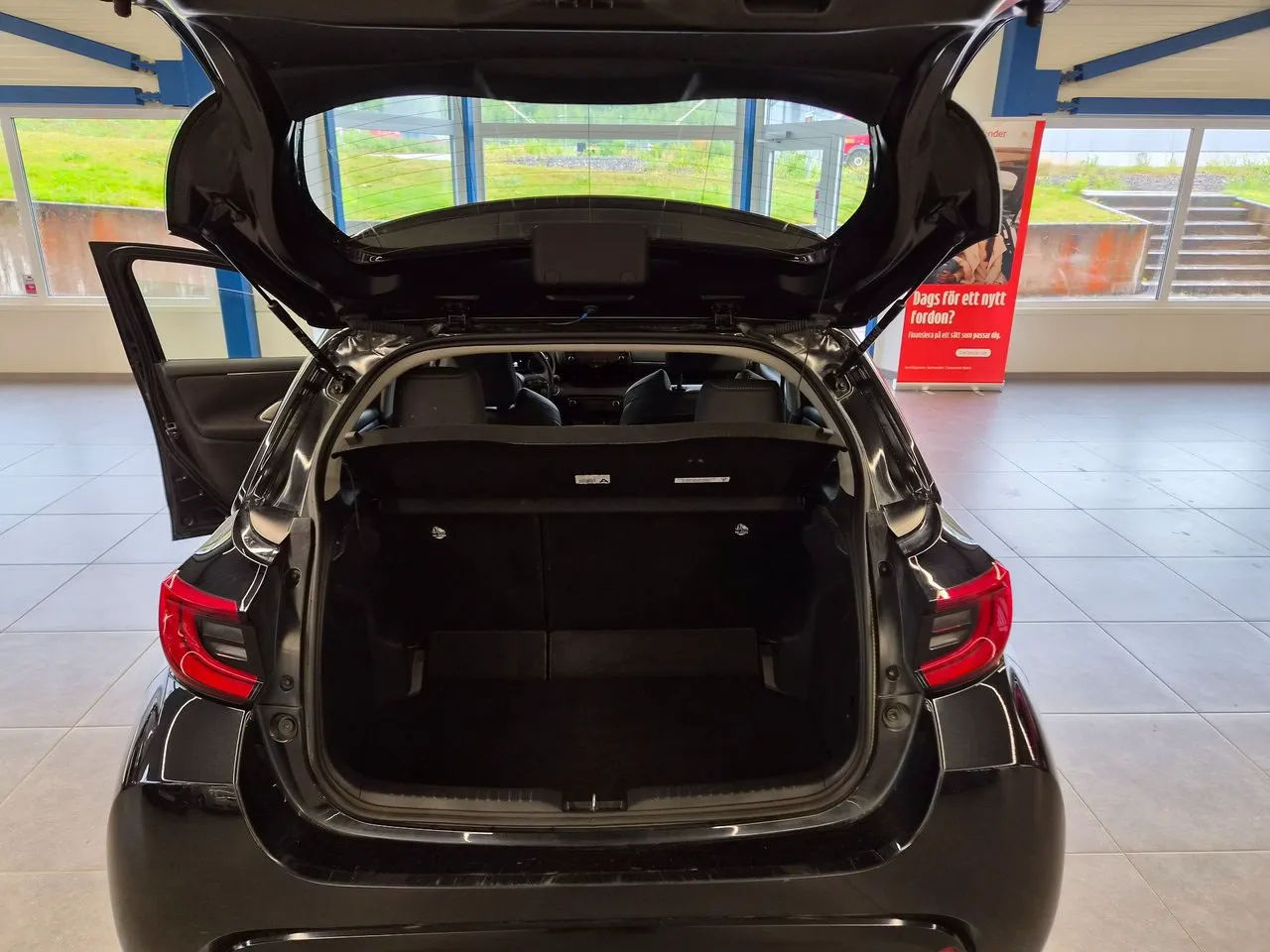 Vehicle image 10