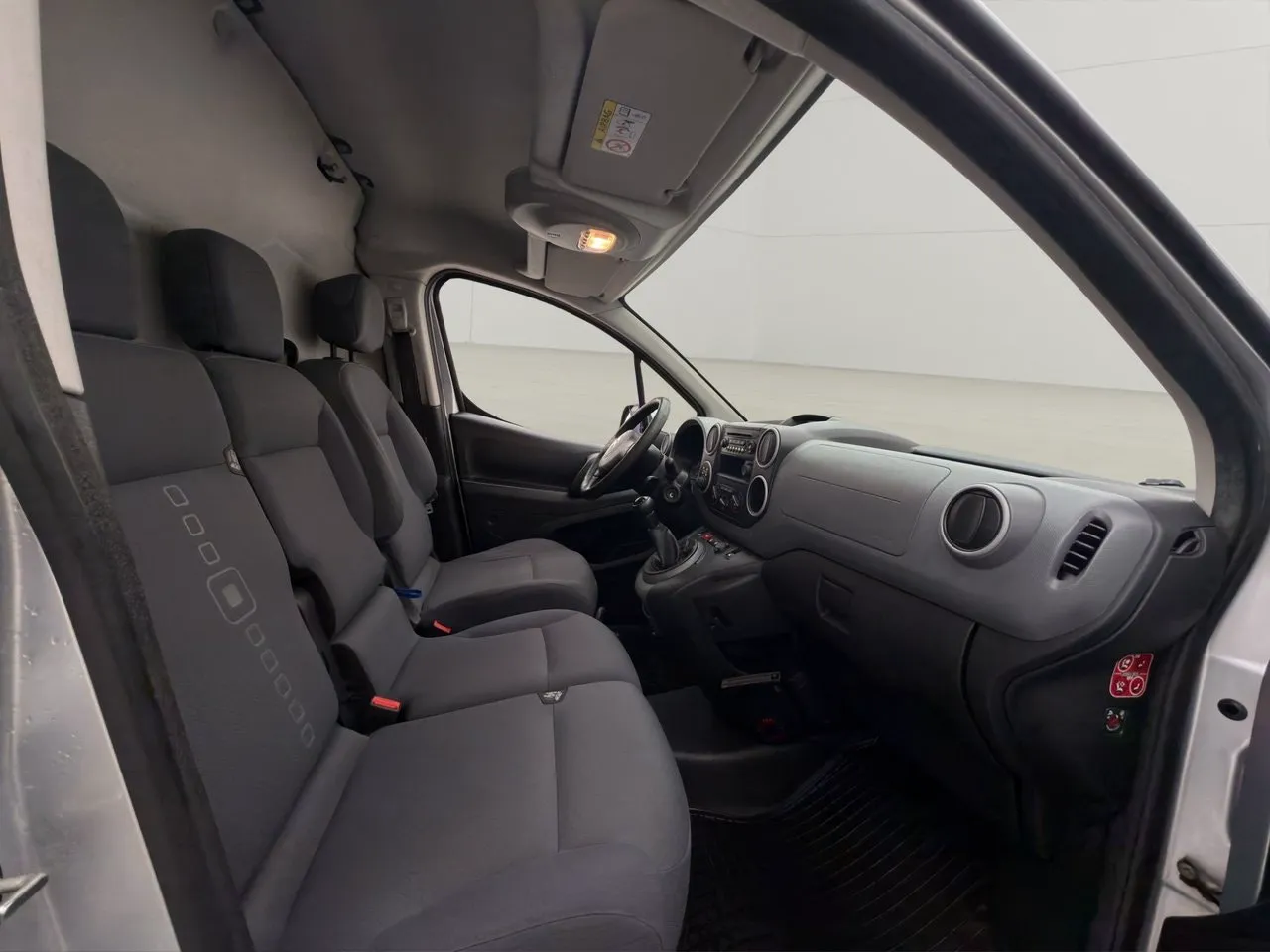 Vehicle image 25