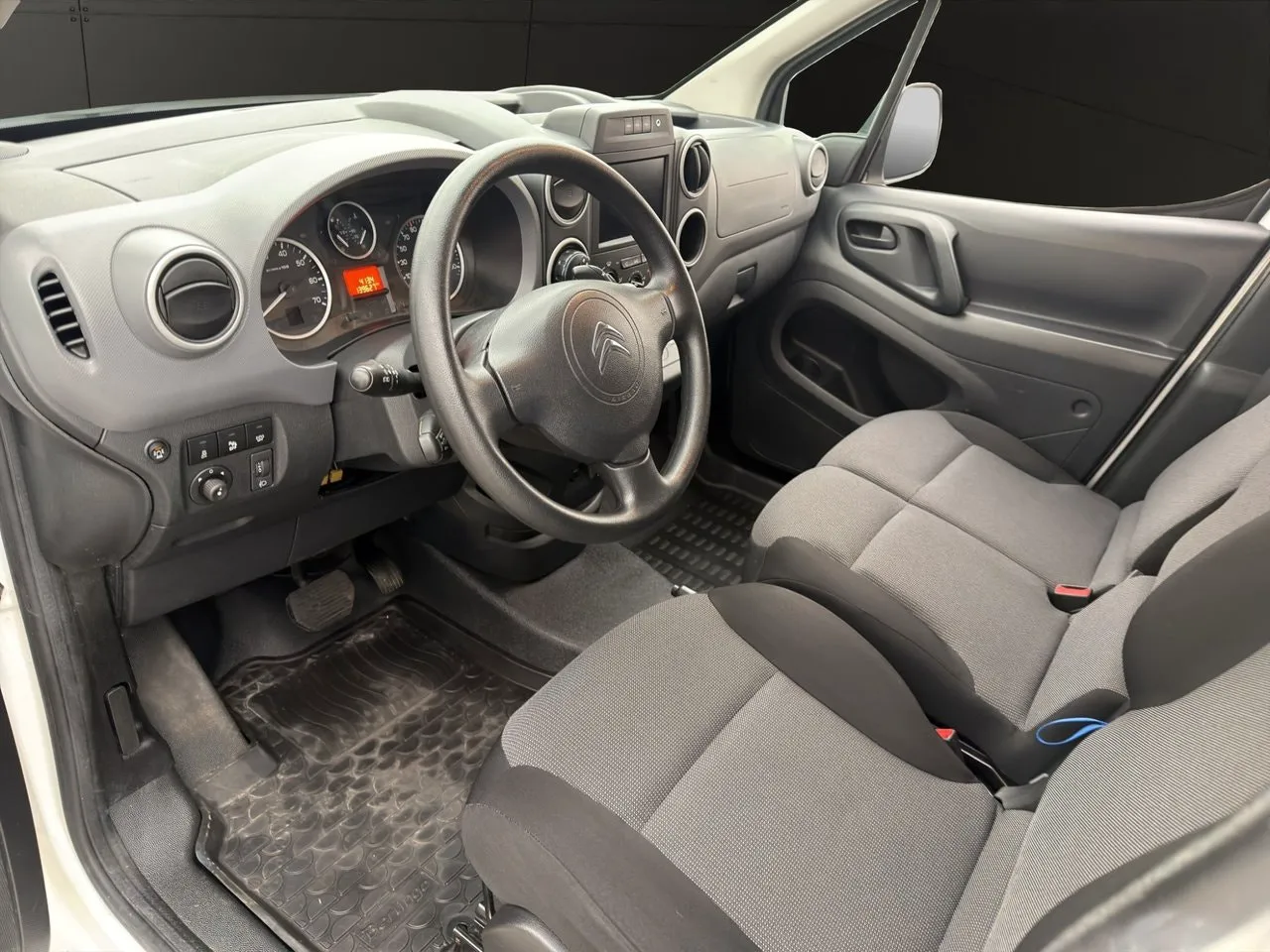 Vehicle image 15