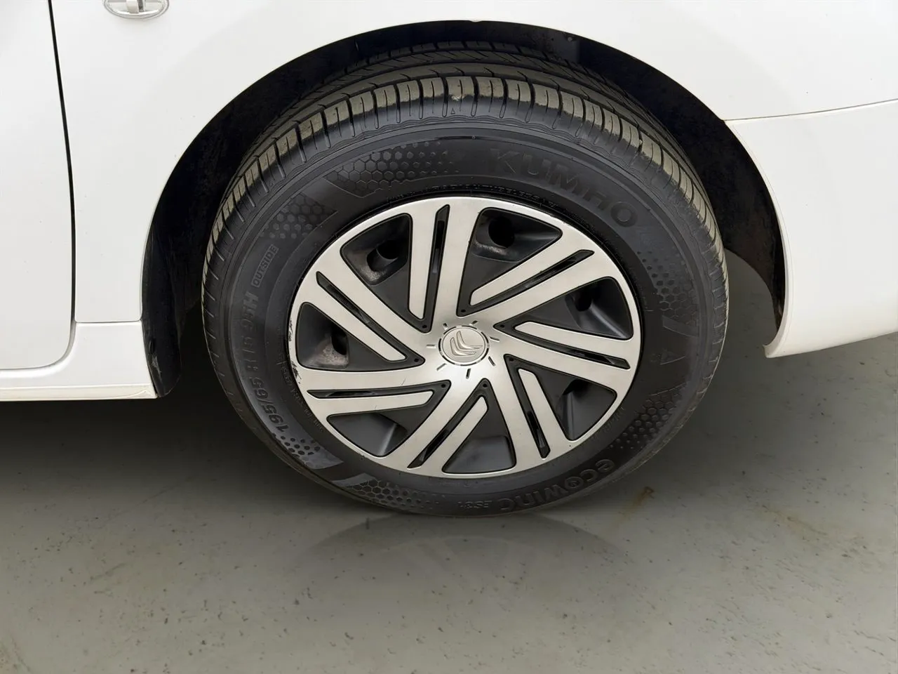 Vehicle image 25