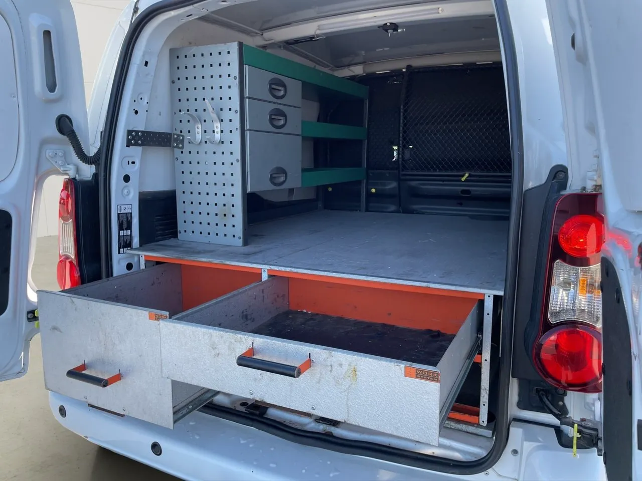 Vehicle image 10