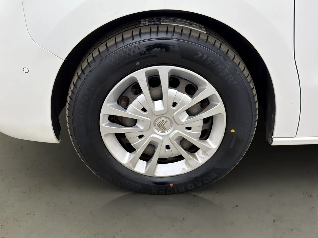 Vehicle image 32