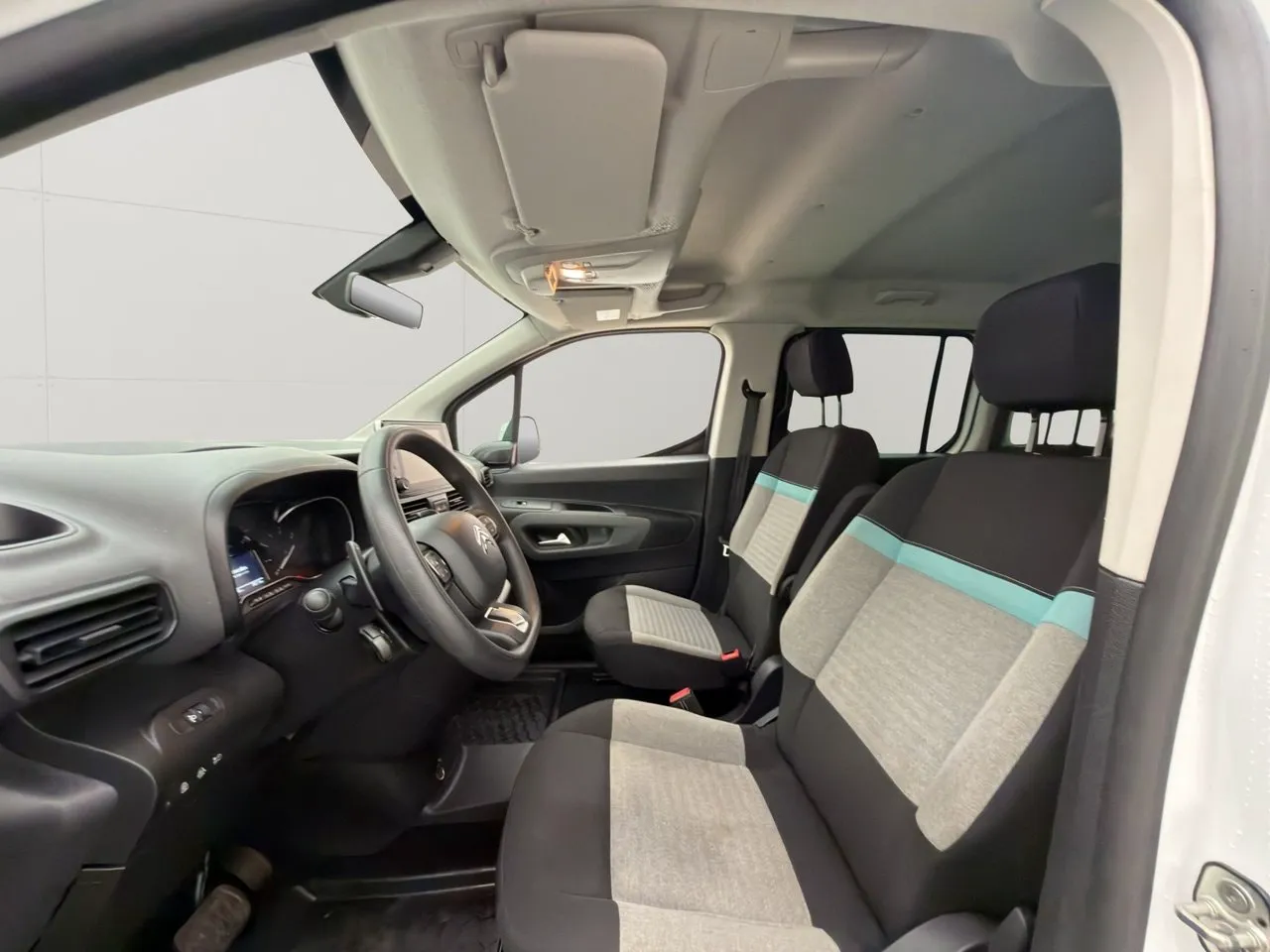 Vehicle image 14