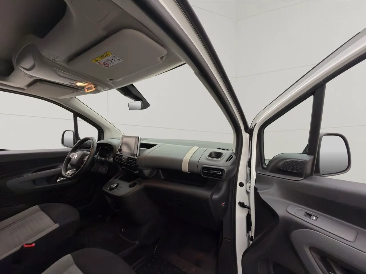 Vehicle image 32