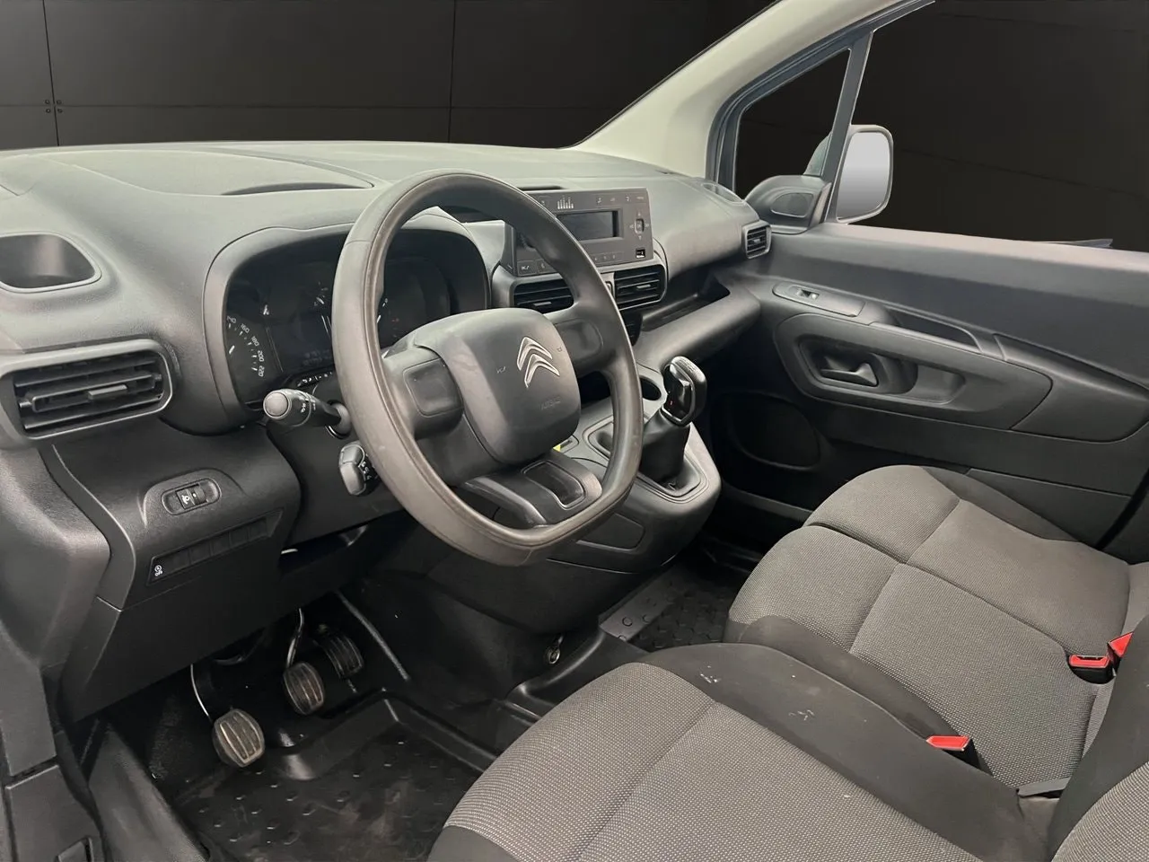 Vehicle image 16