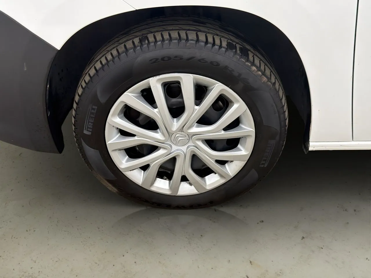 Vehicle image 21