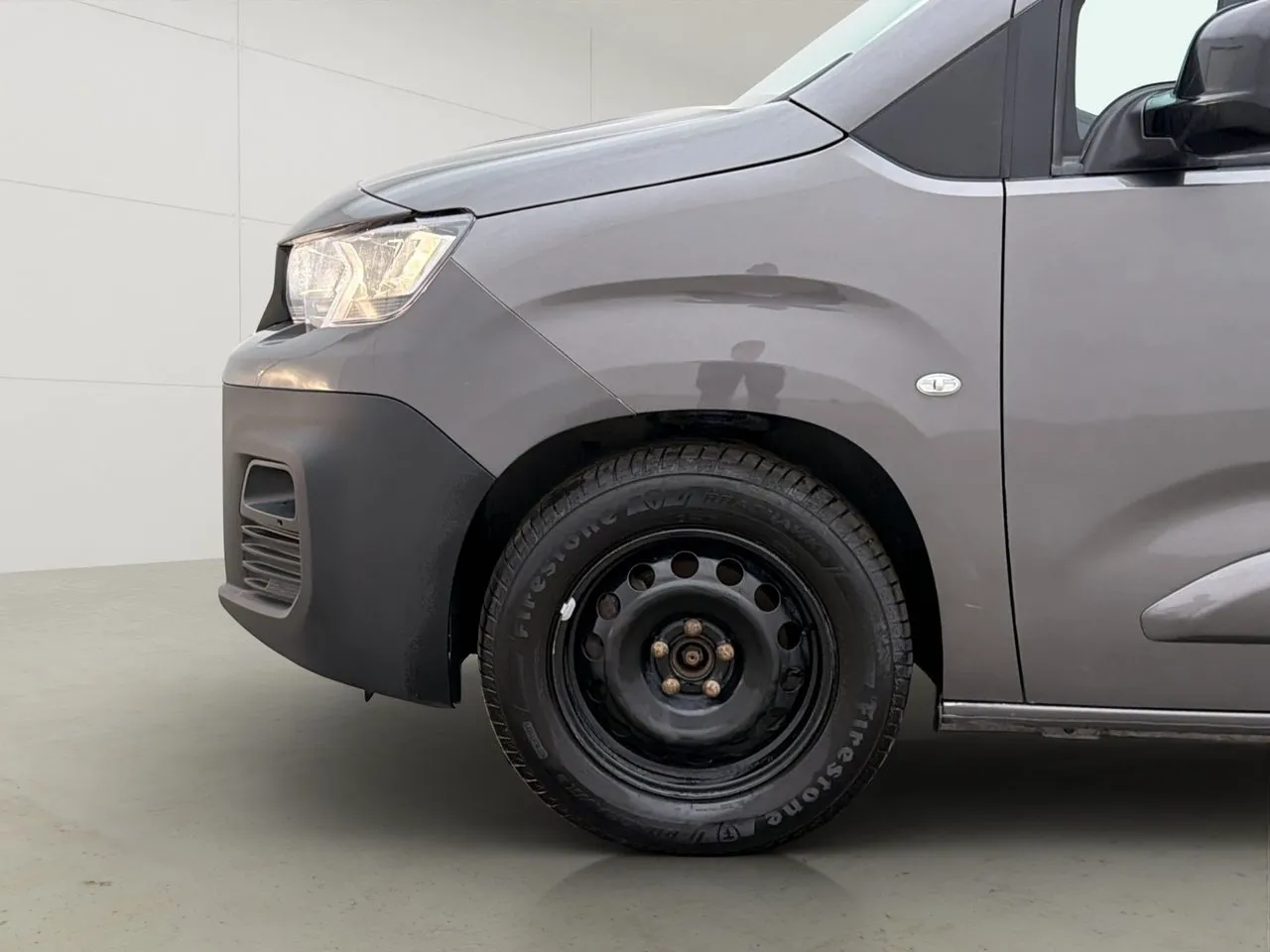 Vehicle image 32