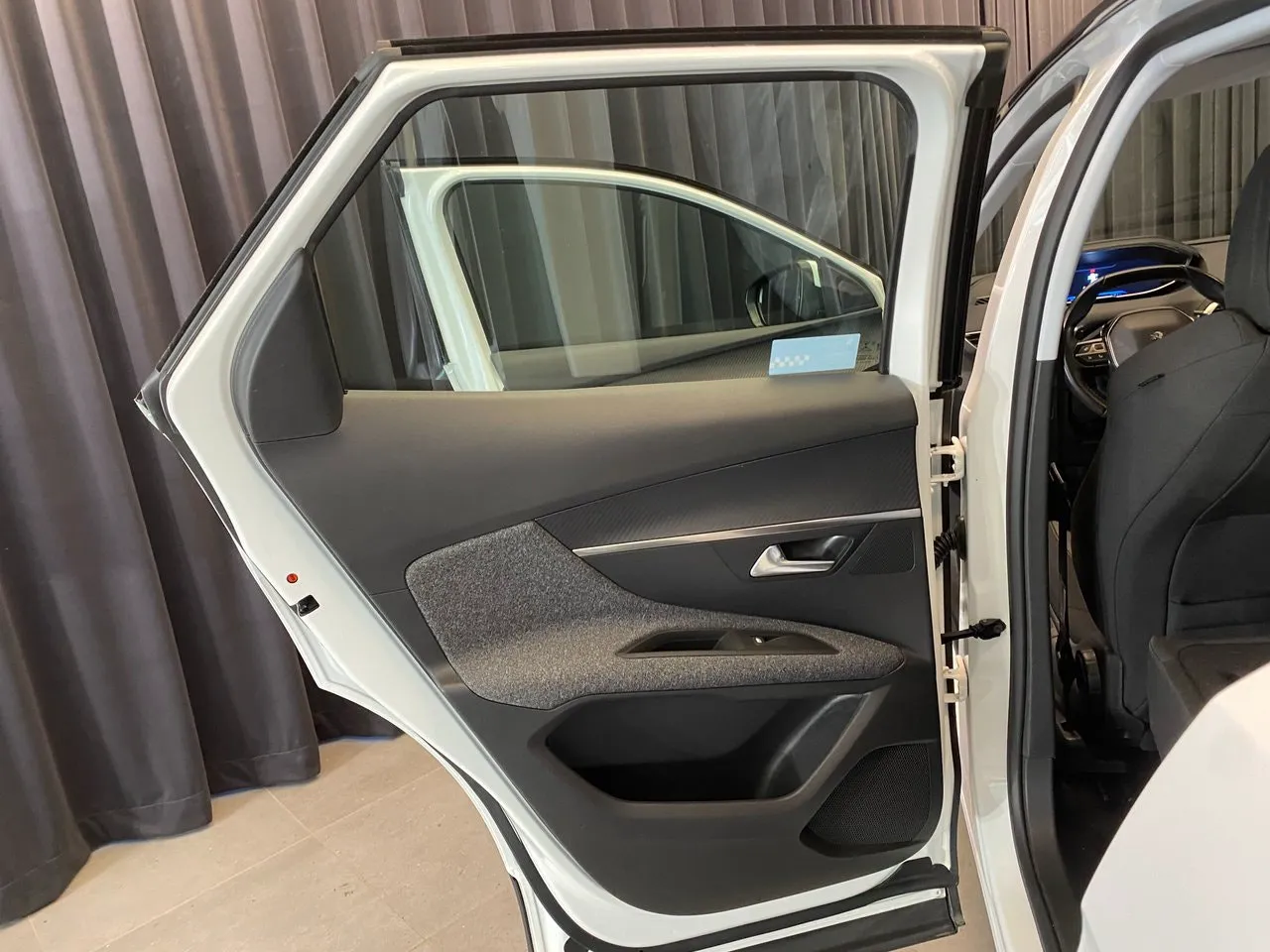 Vehicle image 32