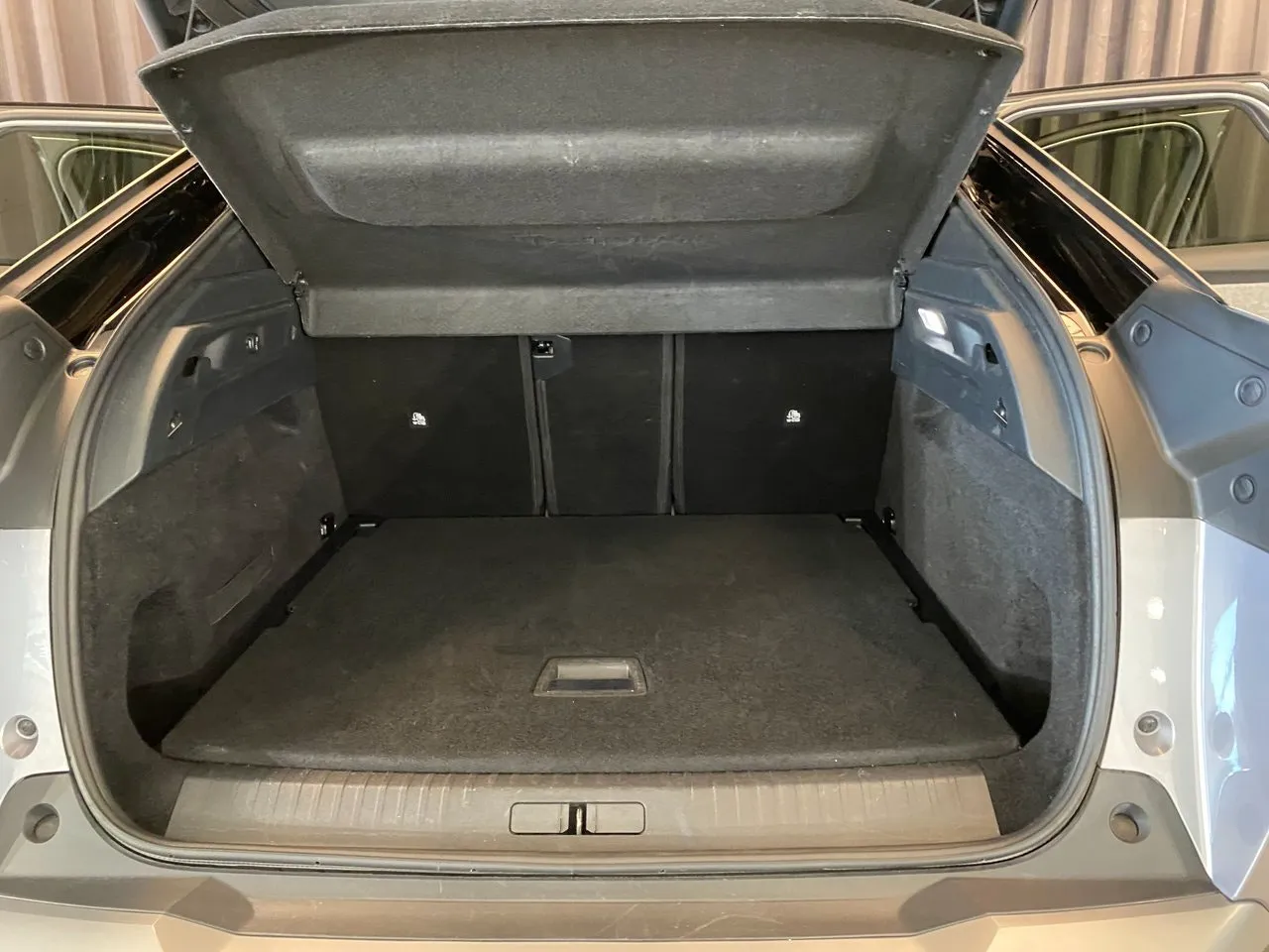 Vehicle image 32