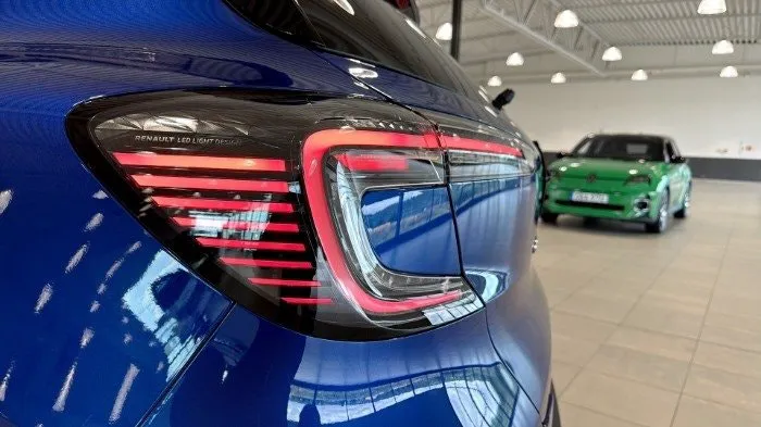 Vehicle image 9