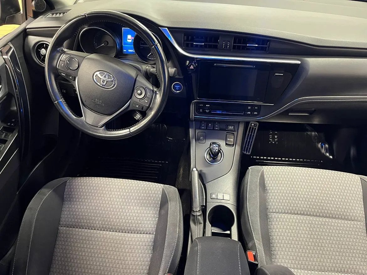 Vehicle image 15