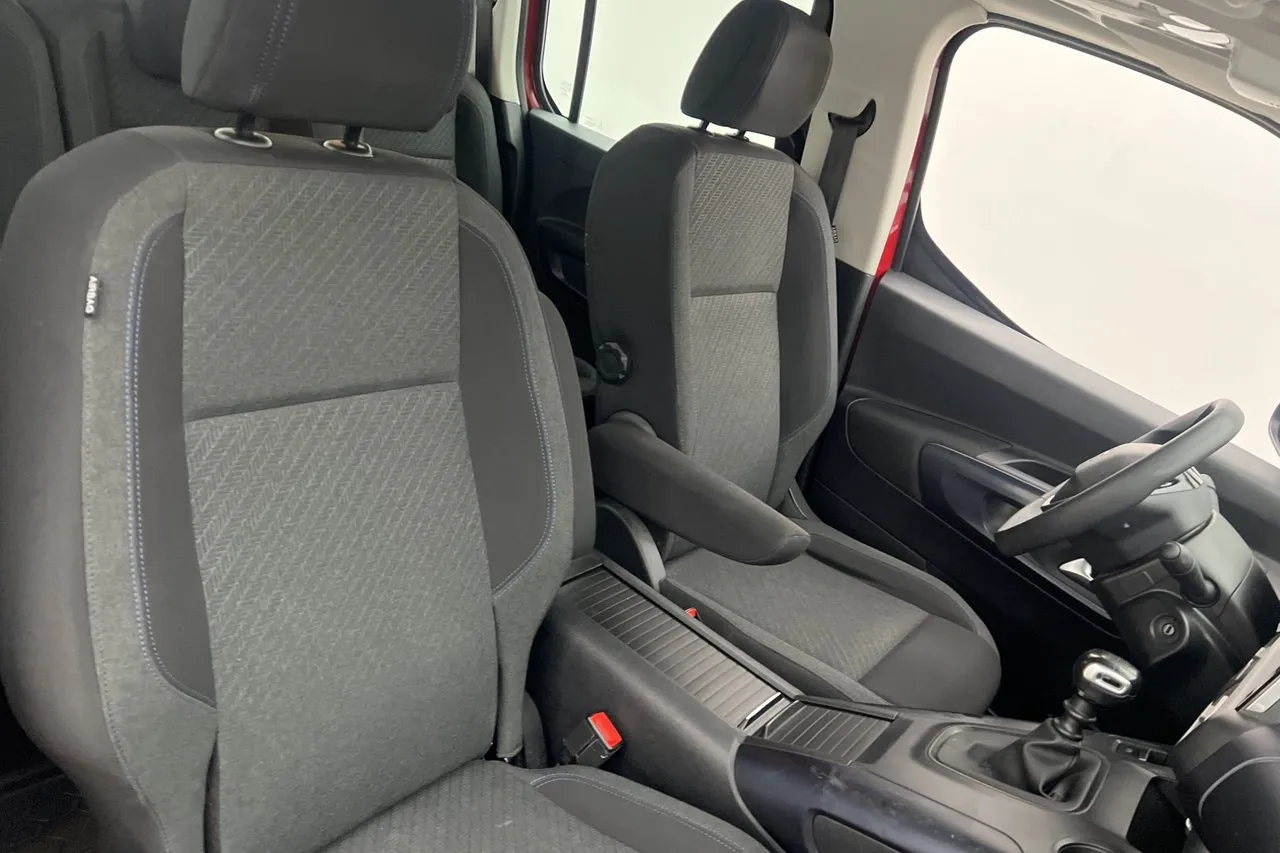 Vehicle image 30