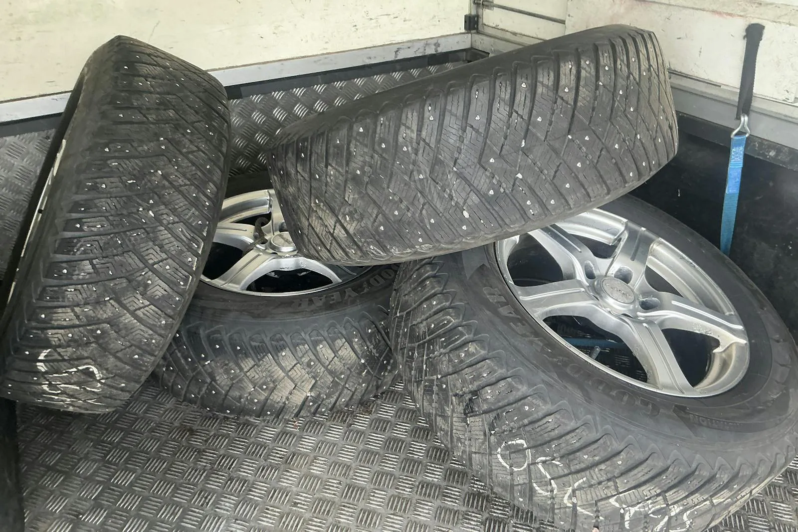 Vehicle image 15
