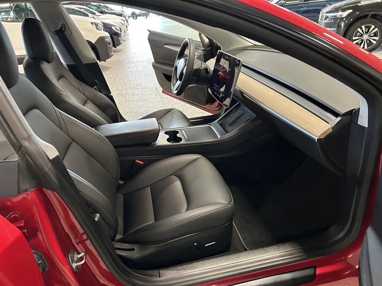 Vehicle image 16