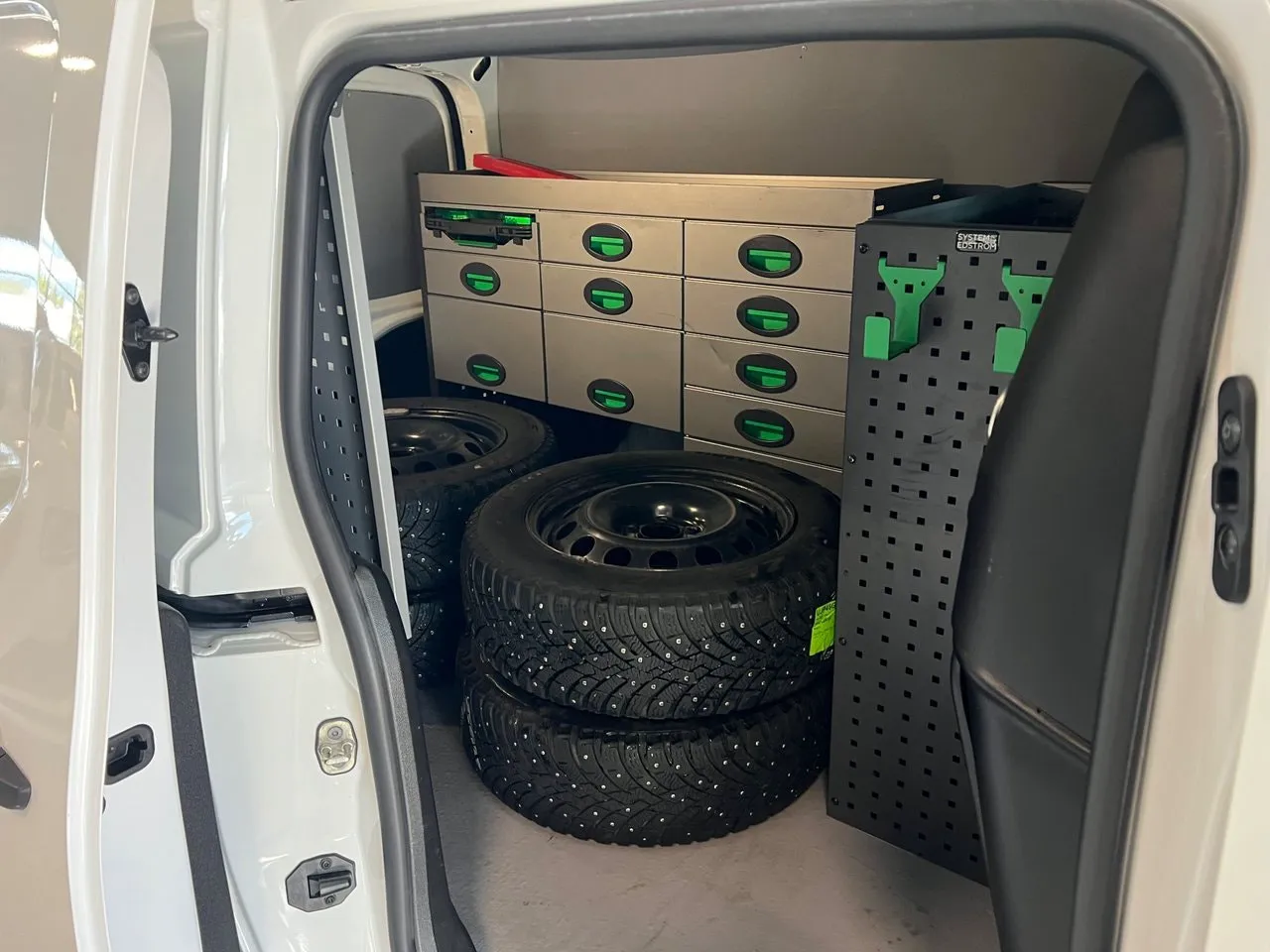 Vehicle image 15