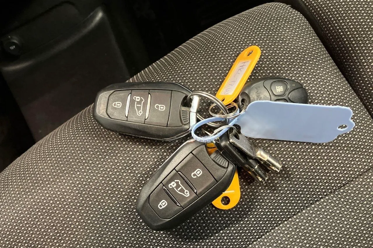 Vehicle image 22