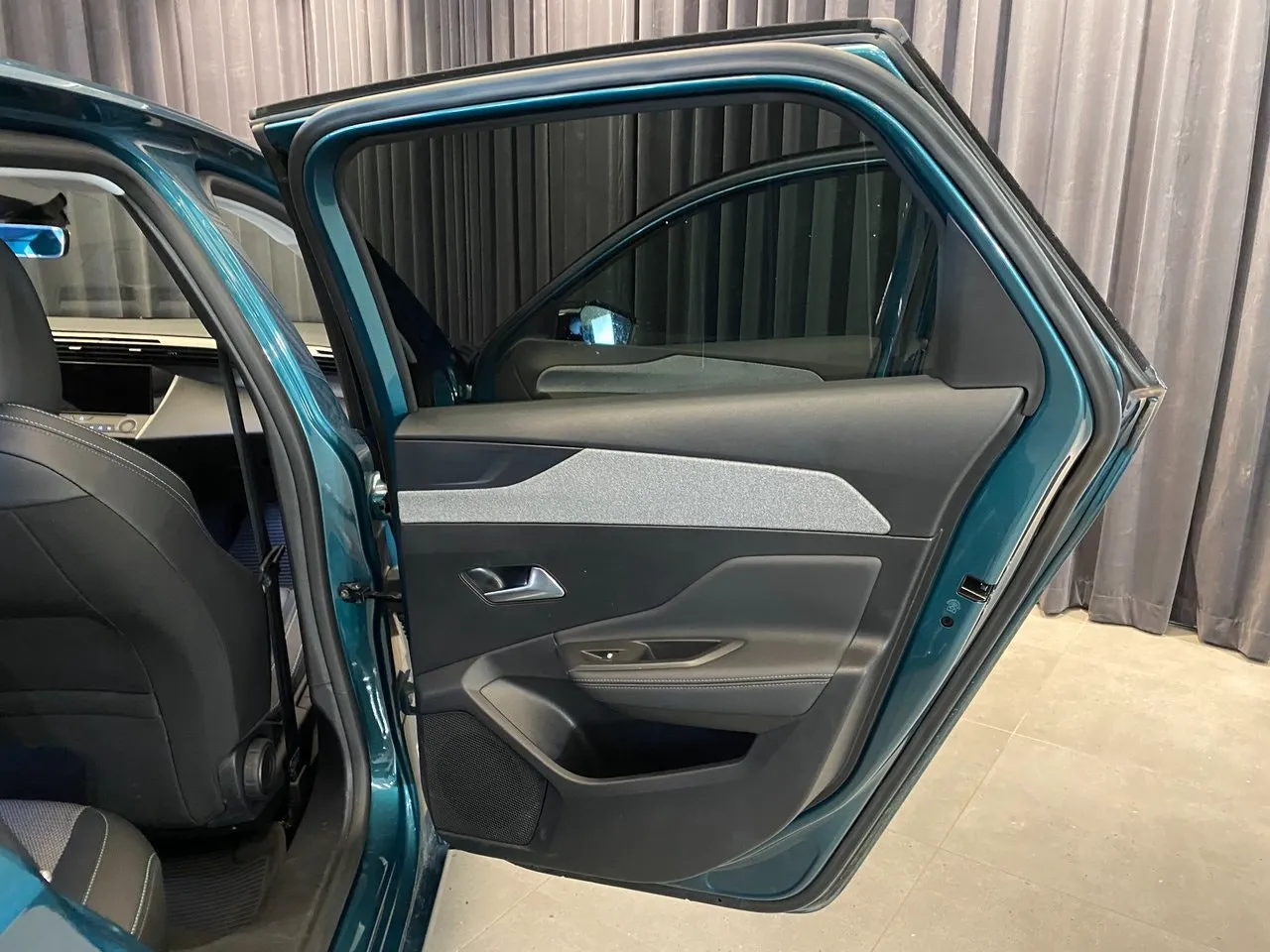 Vehicle image 33