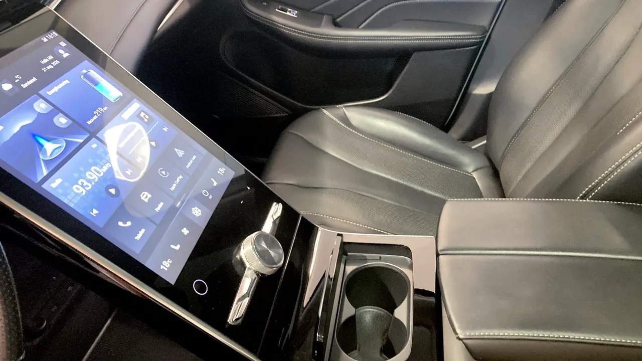 Vehicle image 14