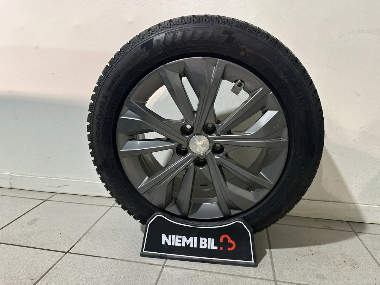 Vehicle image 16