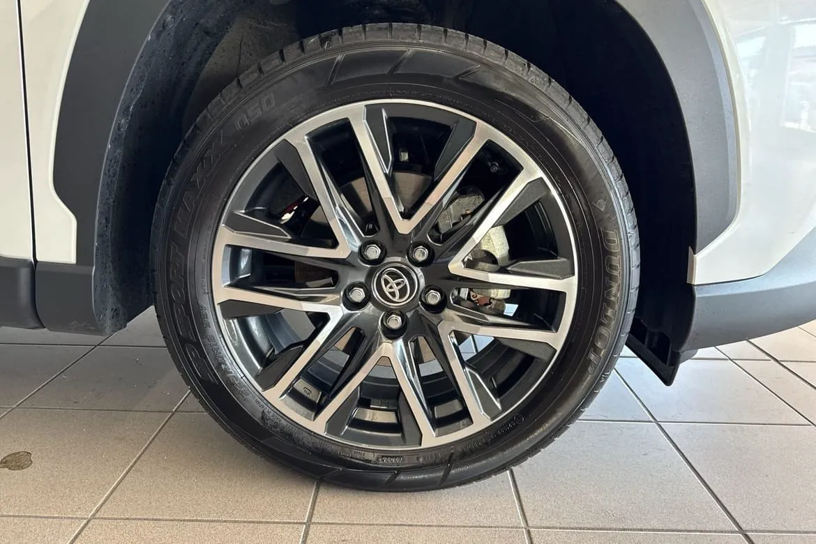 Vehicle image 15