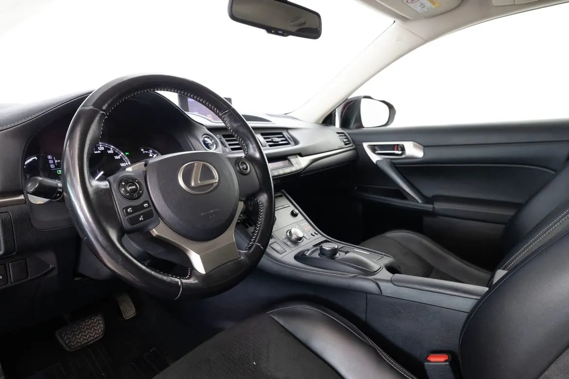 Vehicle image 15