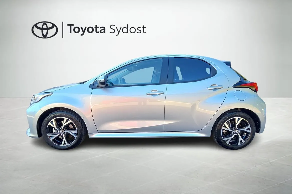 Vehicle image 3
