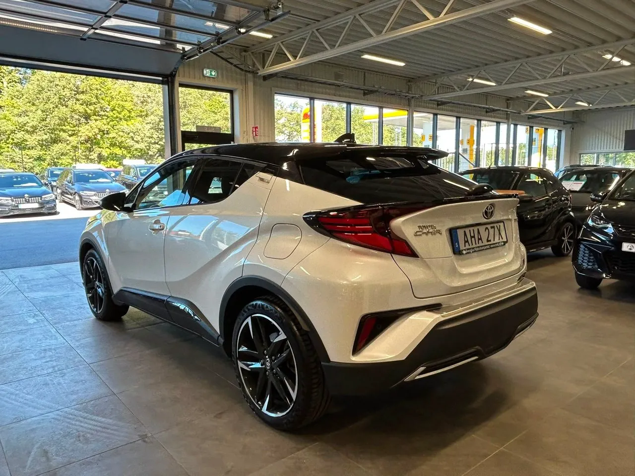 Vehicle image 4