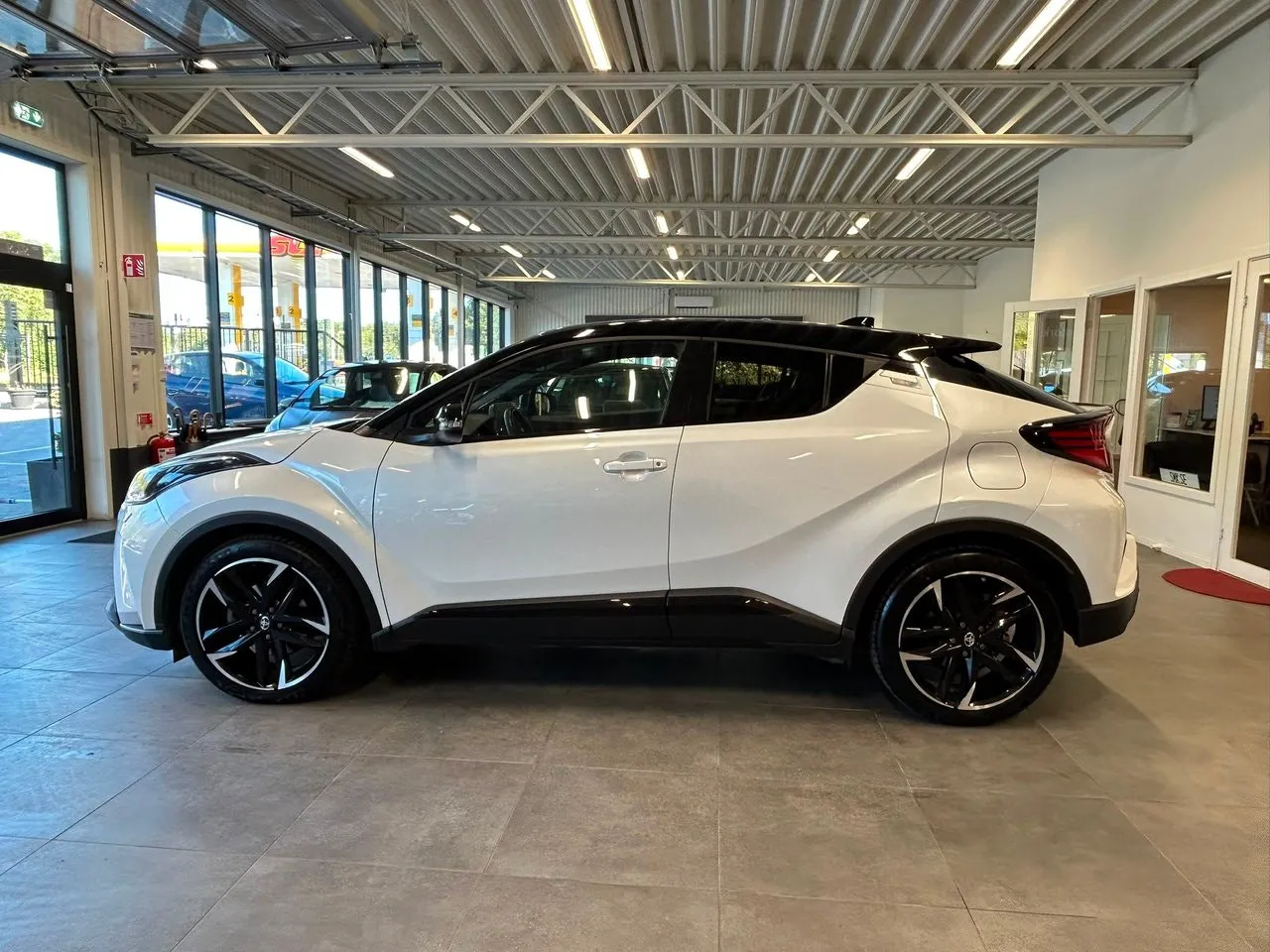 Vehicle image 3