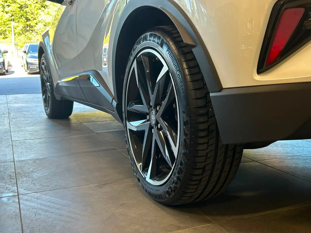 Vehicle image 10