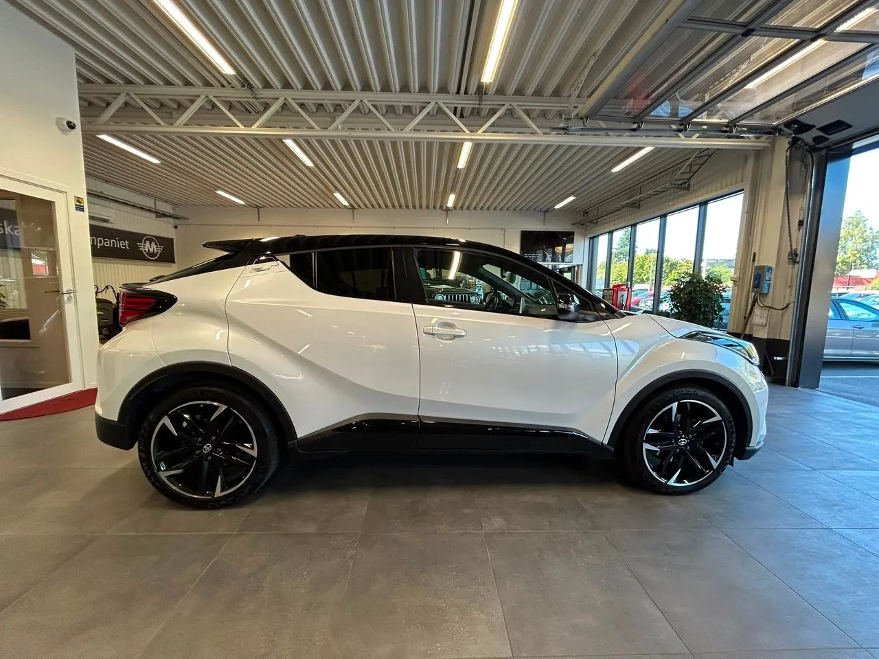 Vehicle image 8