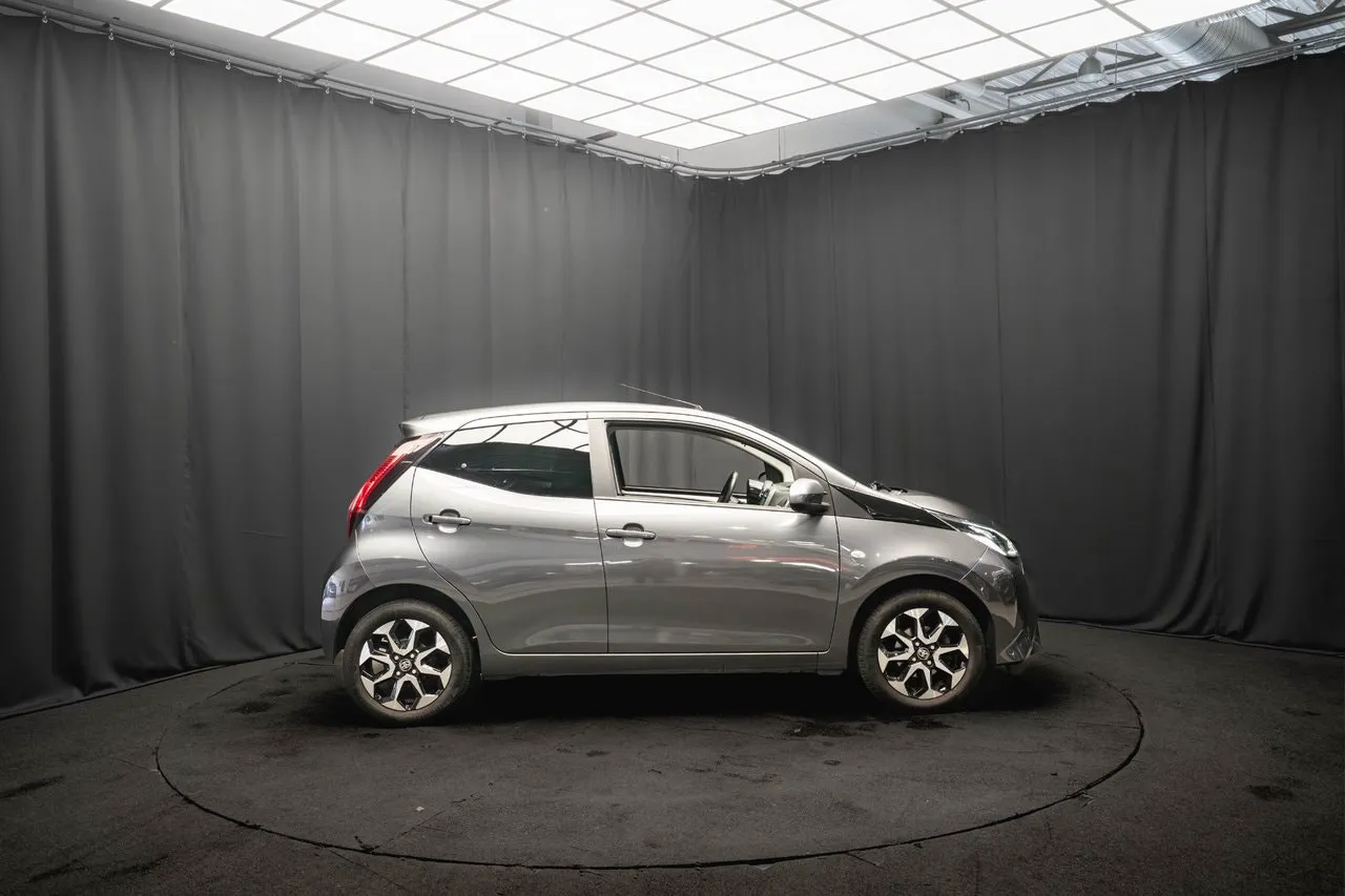 Vehicle image 4