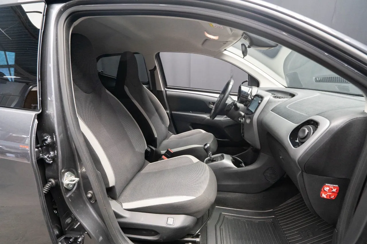 Vehicle image 15