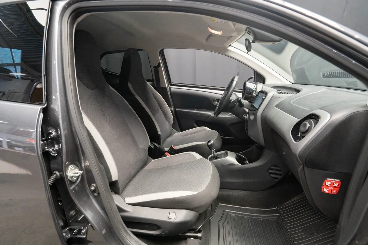 Vehicle image 16