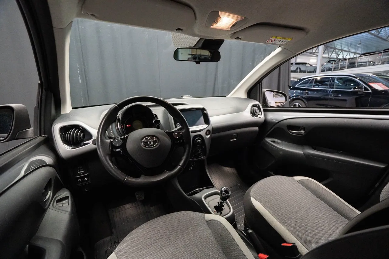 Vehicle image 9