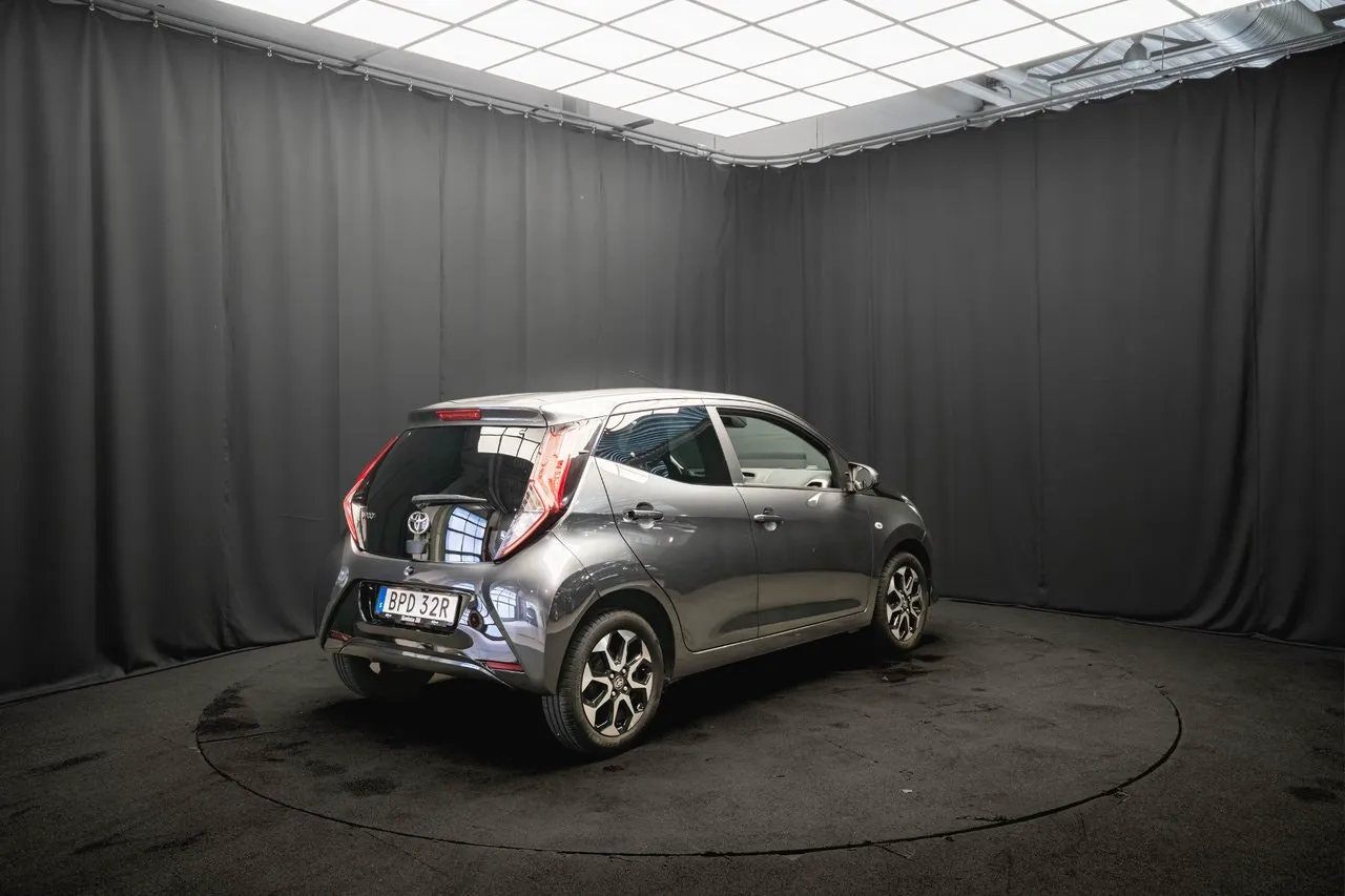 Vehicle image 5