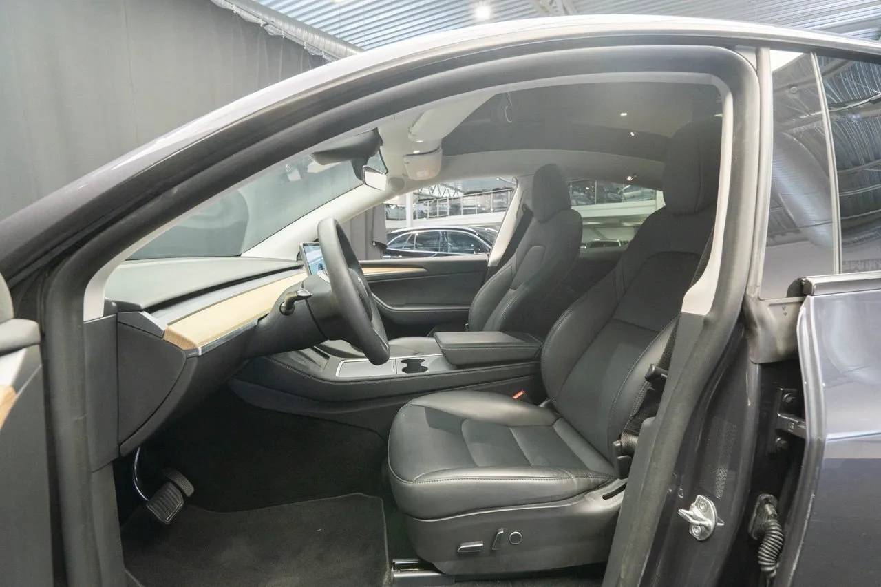 Vehicle image 16