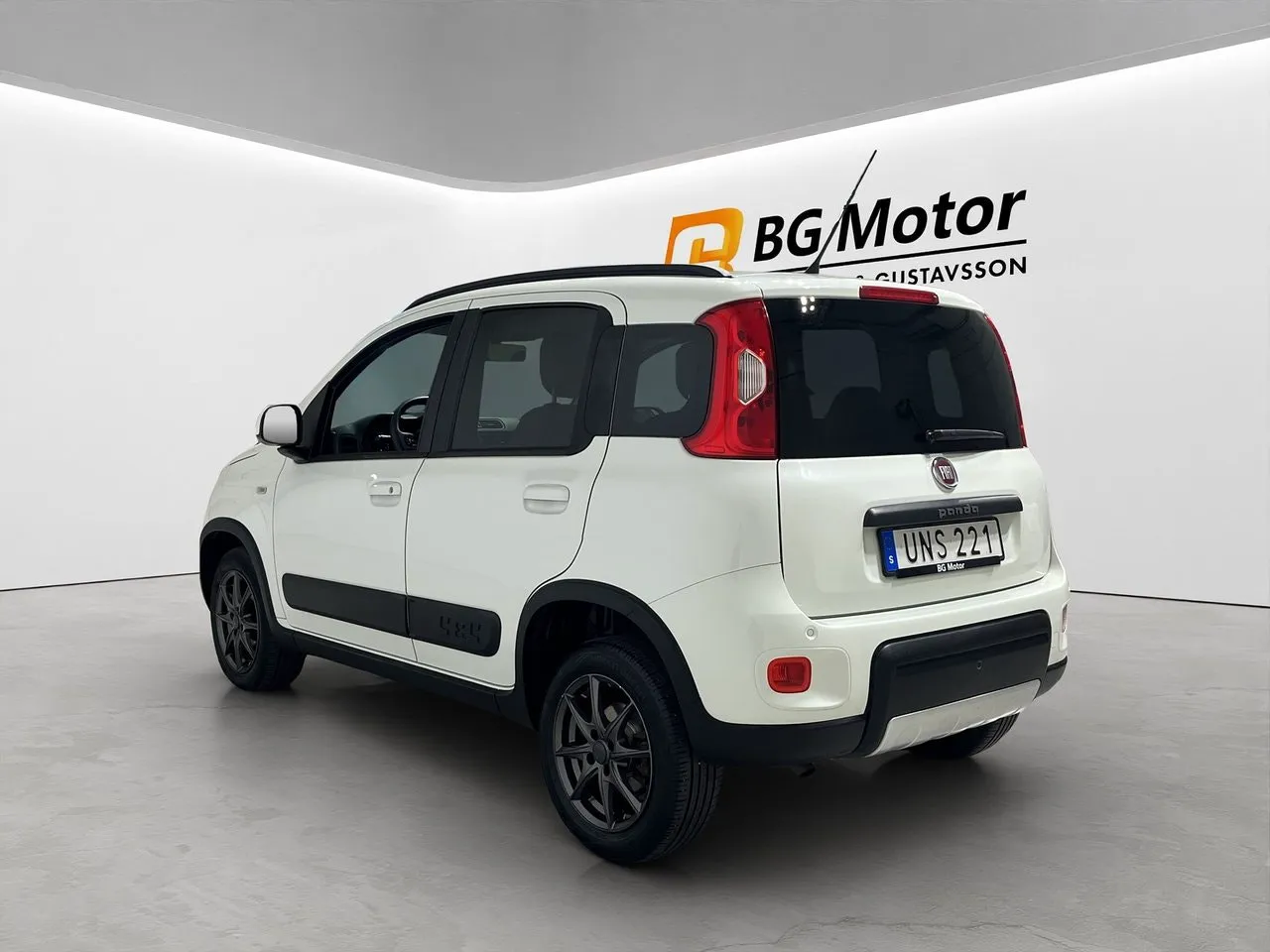 Vehicle image 5