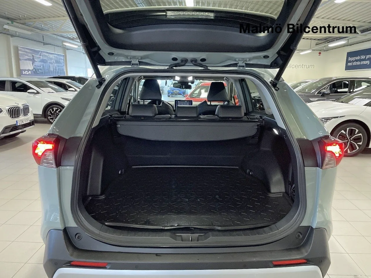 Vehicle image 18