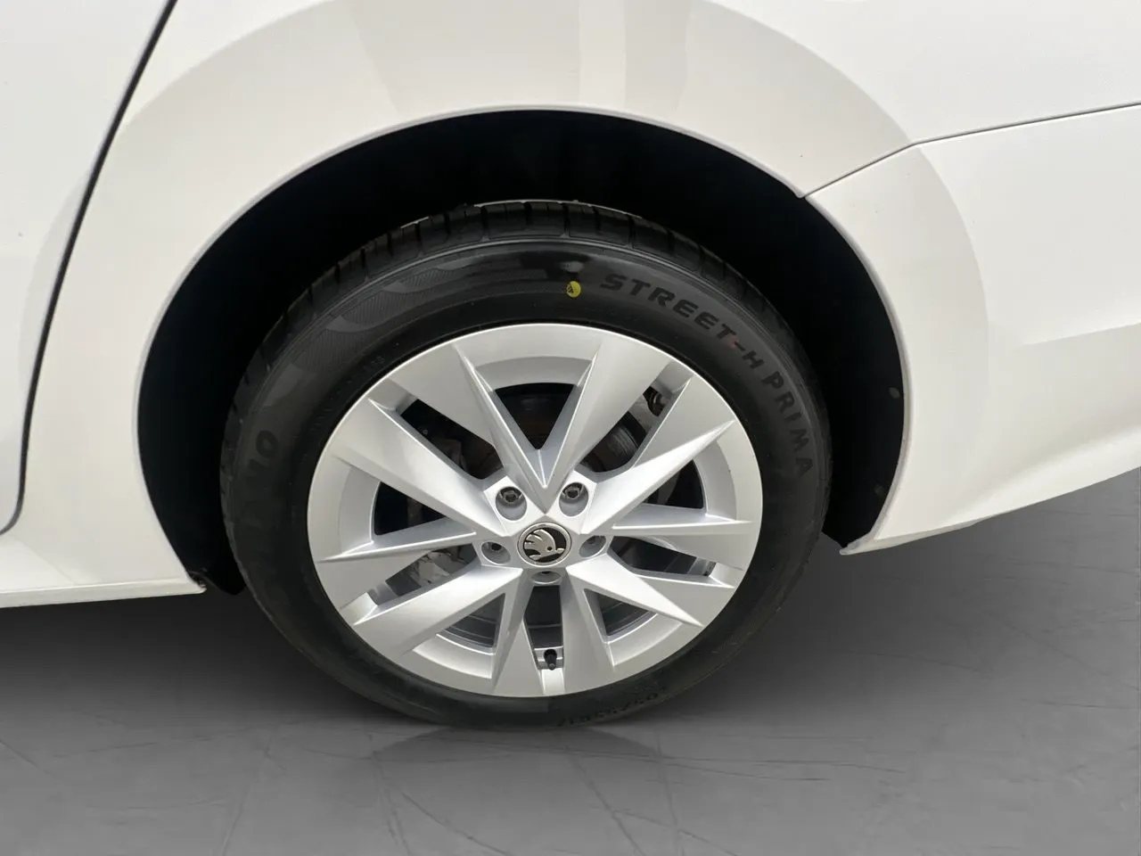 Vehicle image 32