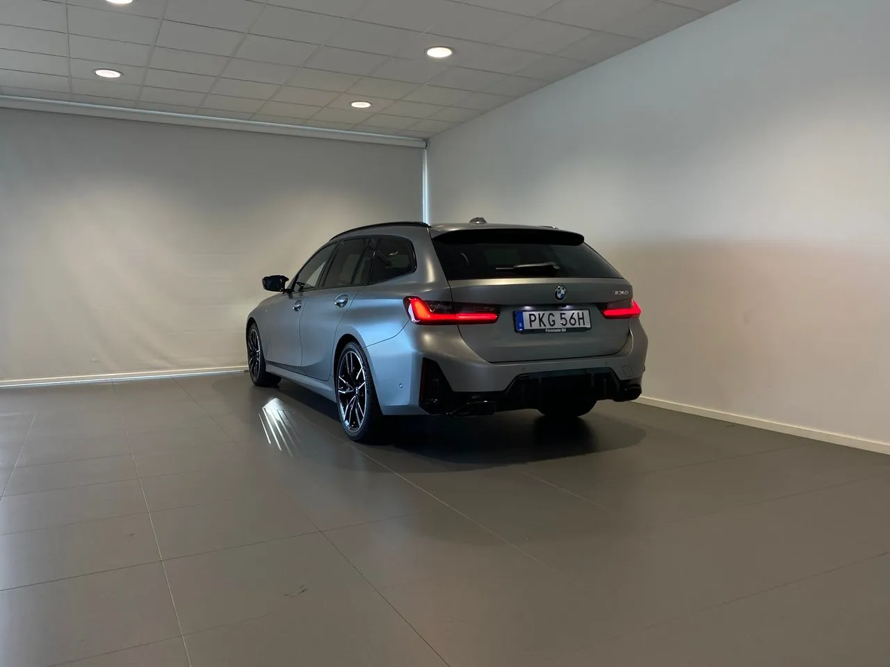 Vehicle image 15