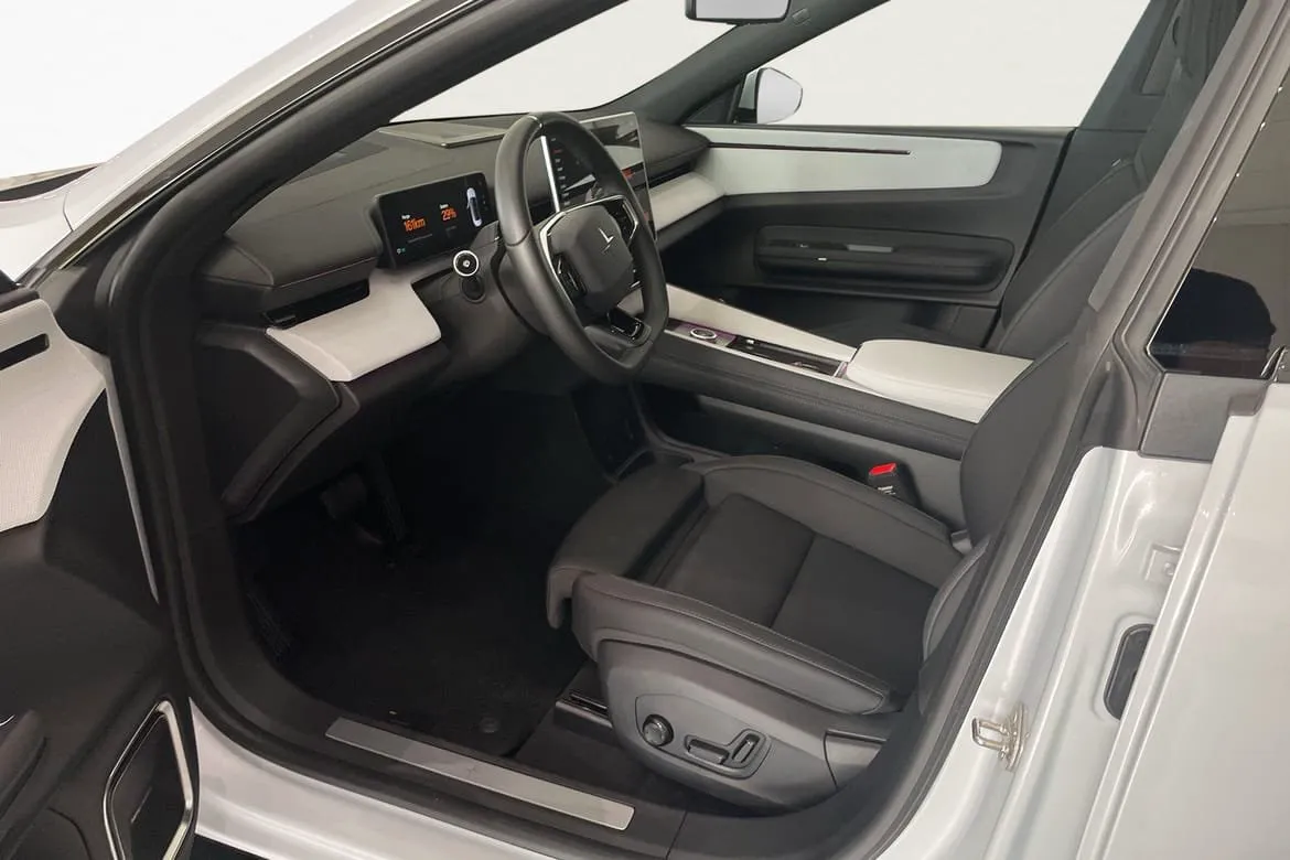 Vehicle image 10